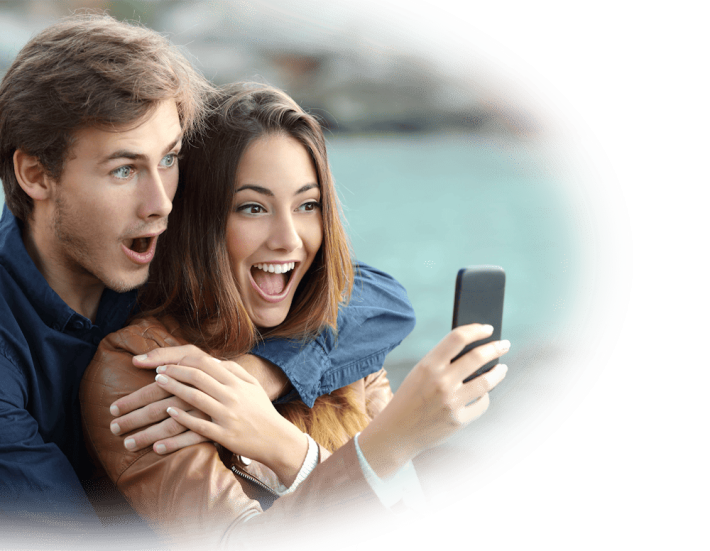 Девушка с мобильным телефоном в руке